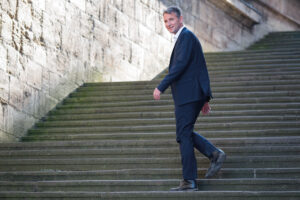 Björn Höcke auf einer Treppe