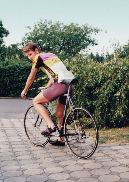 Junger Björn Höcke auf einem Fahrrad