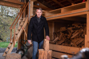 Björn Höcke beim Holzhacken